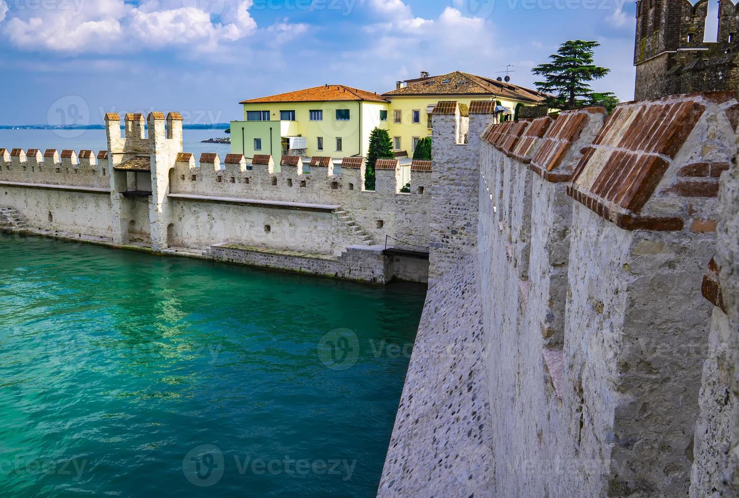 Castello scaligero di sirmione sirmione castillo, del siglo XIV en el lago de Garda, Sirmione, Italia foto