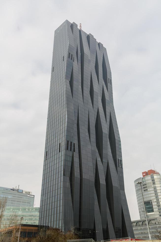 viena, austria, 6 de febrero de 2014 - vista en dc tower 1 en viena. dc tower 1 también conocida como donau city tower 1 es un rascacielos de 220 m de altura diseñado por el arquitecto dominique perrault. foto