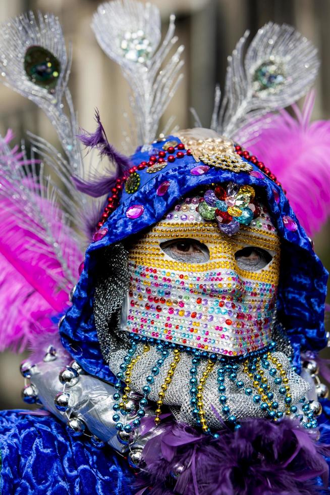 Venecia, Italia, 10 de febrero de 2013 - Persona no identificada con máscara de carnaval veneciano en Venecia, Italia. en 2013 se celebra del 26 de enero al 12 de febrero. foto