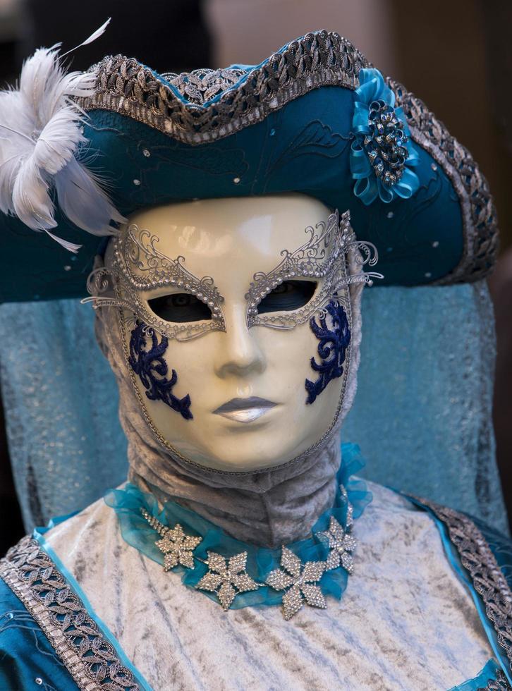 Venecia, Italia, 10 de febrero de 2013 - Persona no identificada con máscara de carnaval veneciano en Venecia, Italia. en 2013 se celebra del 26 de enero al 12 de febrero. foto