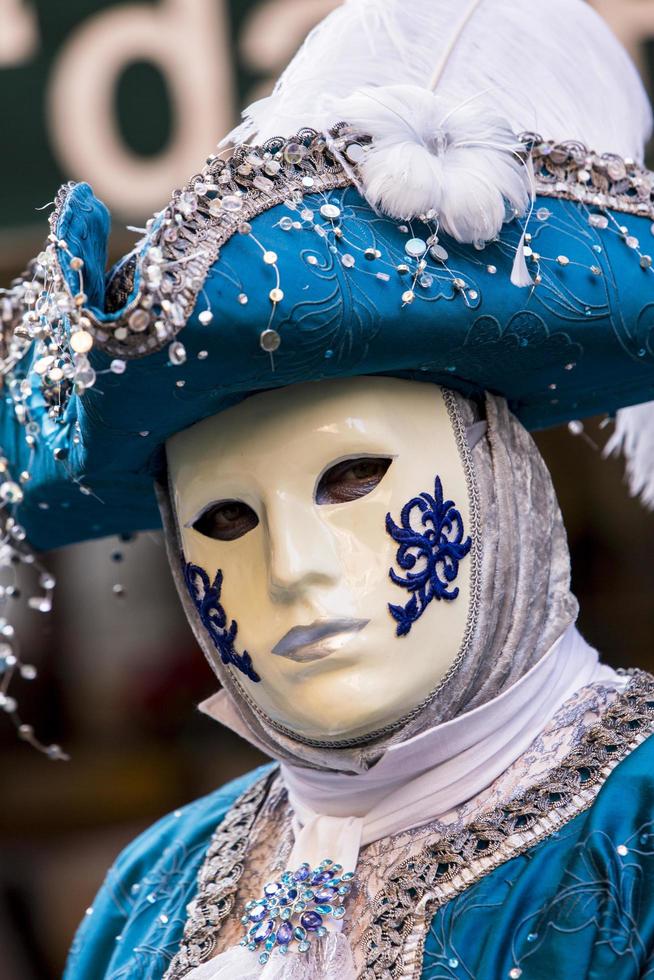 Venecia, Italia, 10 de febrero de 2013 - Persona no identificada con máscara de carnaval veneciano en Venecia, Italia. en 2013 se celebra del 26 de enero al 12 de febrero foto