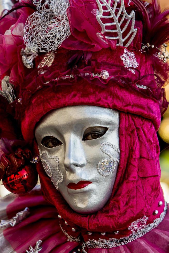 Venecia, Italia, 10 de febrero de 2013 - Persona no identificada con máscara de carnaval veneciano en Venecia, Italia. en 2013 se celebra del 26 de enero al 12 de febrero foto