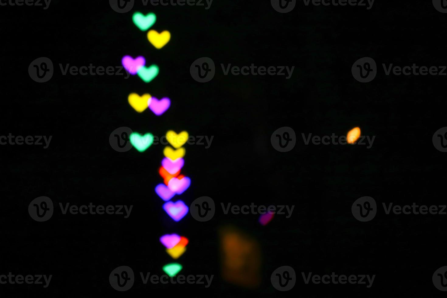 arco iris bokeh y desenfoque de línea en forma de corazón amor día de san valentín luz de la noche en el jardín foto