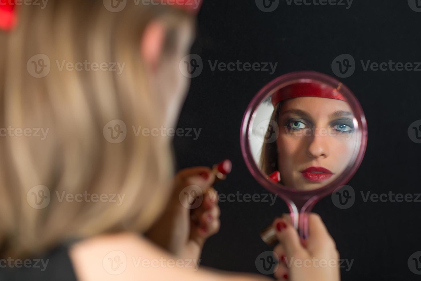 chica se refleja en el maquillaje foto