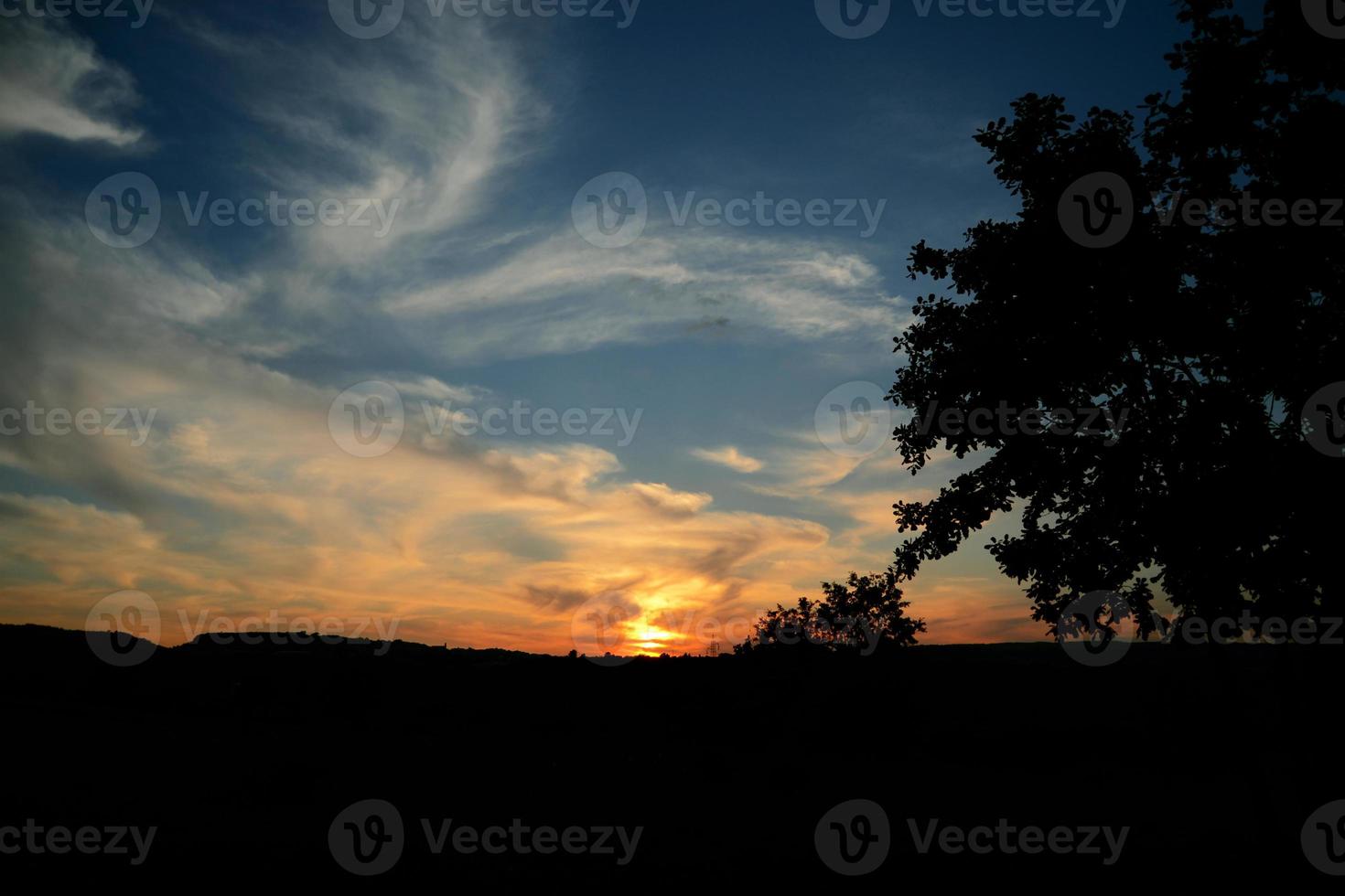 atardecer naranja con hermosas nubes foto