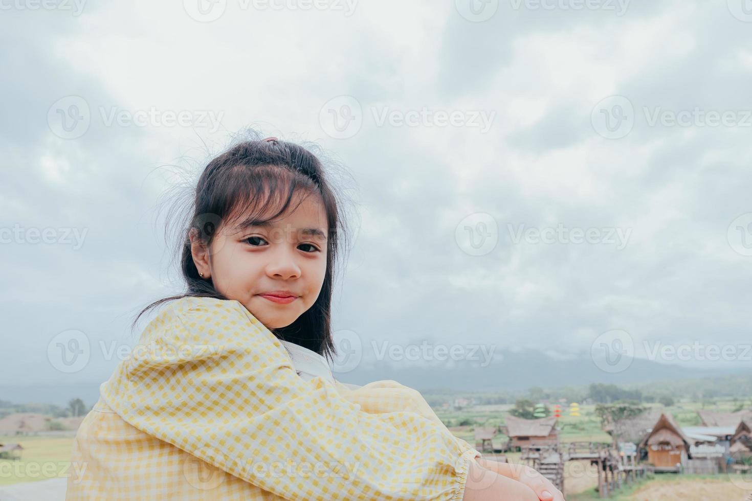 niña en el templo en la provincia de nan foto