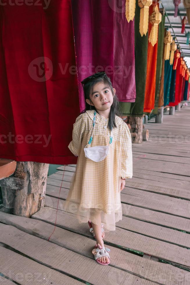 viaje de niña a la provincia de nan de bantailue cafe, tailandia foto