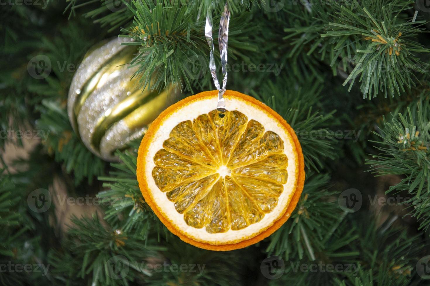 Decoraciones navideñas naranjas para navidad. árbol de Navidad. foto