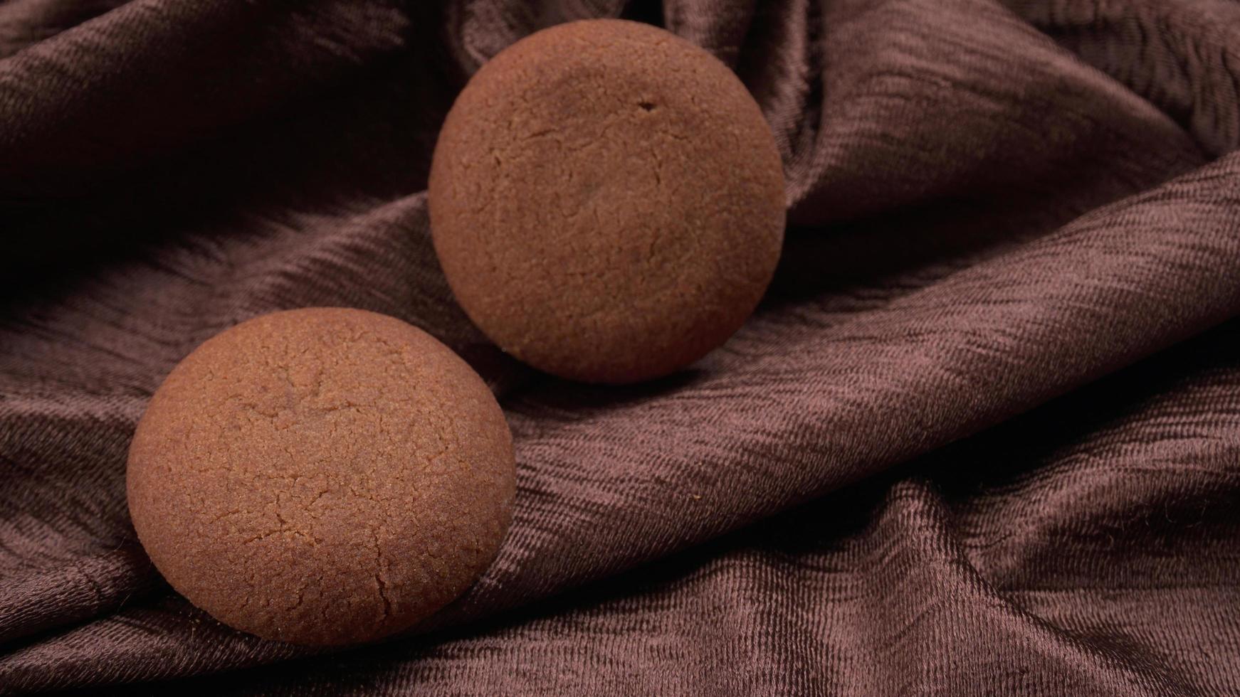 apilar galletas sabrosas y de chocolate sobre un fondo hermoso. foto