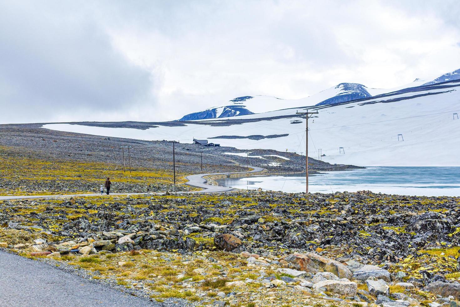 excursionistas de personas en la montaña más alta más grande galdhopiggen en noruega escandinavia. foto