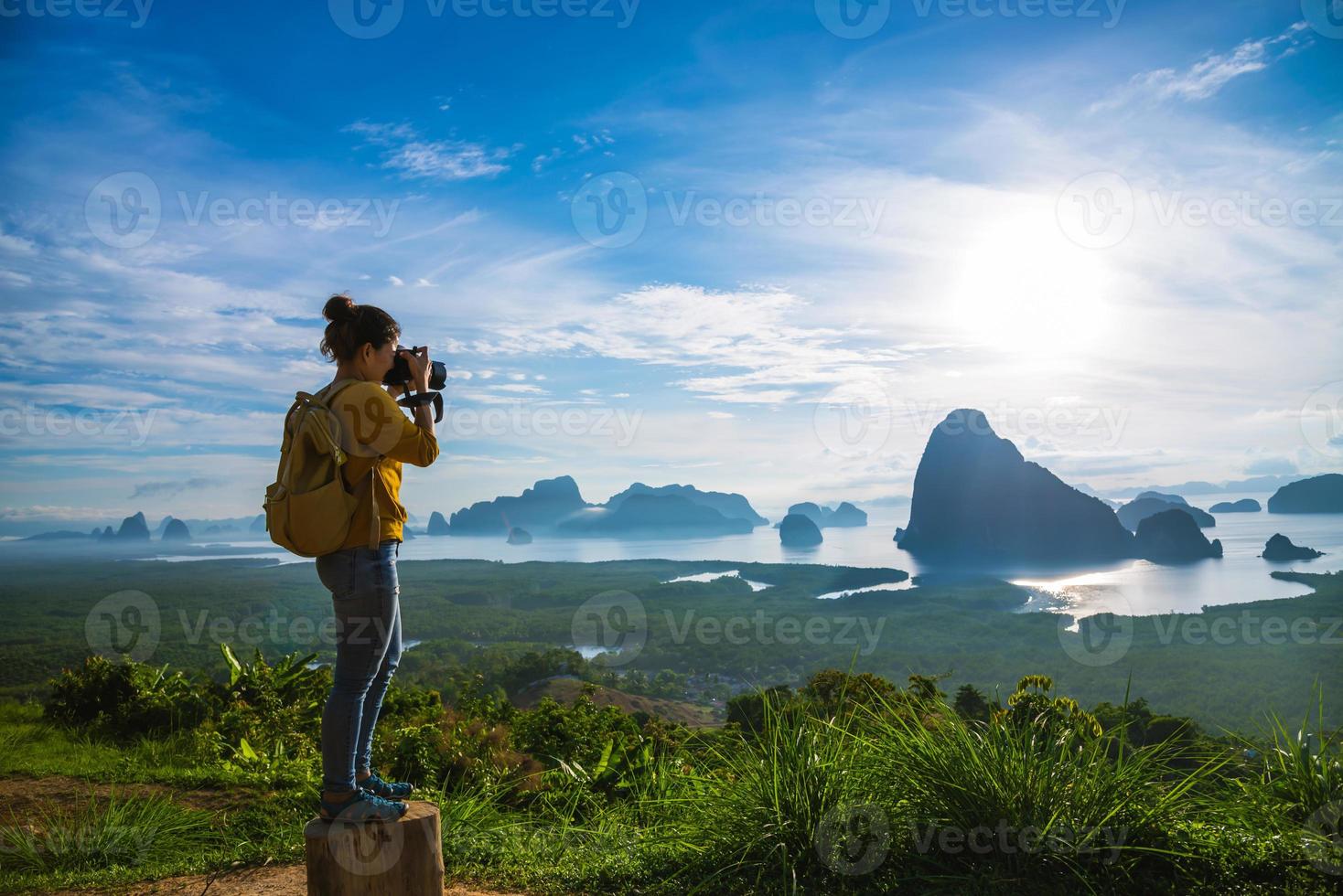 fotógrafos de turismo femenino viajan en la montaña. paisaje hermosa montaña en el mar en el mirador samet nangshe. bahía de phang nga, viaje de aventura, turista en vacaciones de verano, viajar a tailandia foto