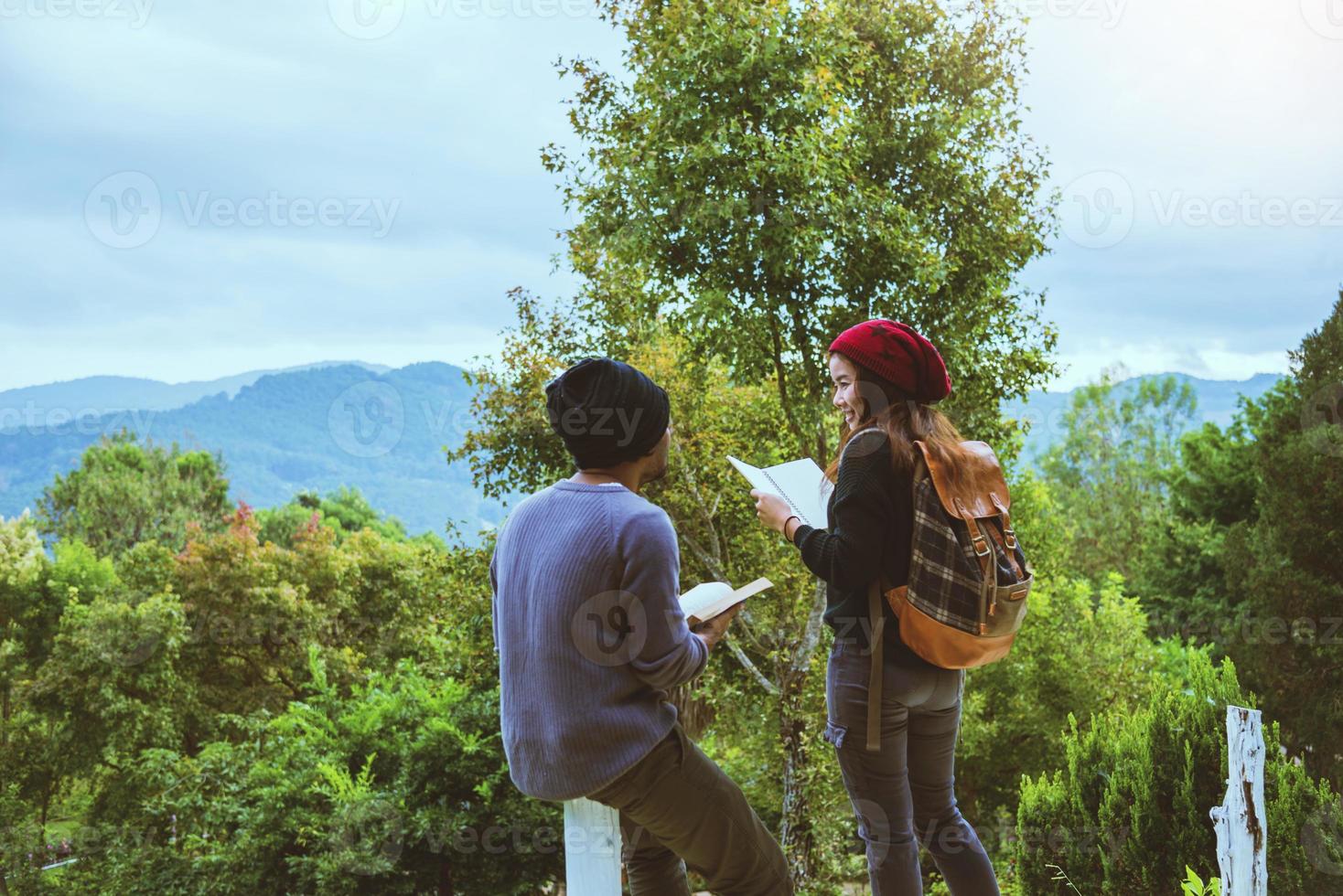 pareja asiática viaja relajarse en las vacaciones. estudiar leer un libro. leer un libro en el jardín en la montaña. En Tailandia foto