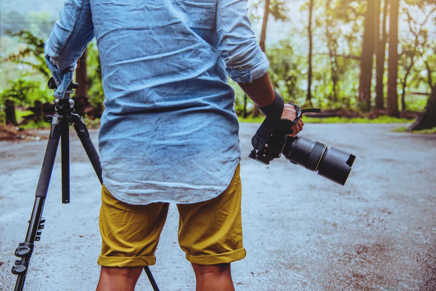 fotógrafo hombre asiático viajes naturaleza. viajar relajarse. estudio de la naturaleza. en el parque público en verano. parque nacional doi inthanon en tailandia. foto