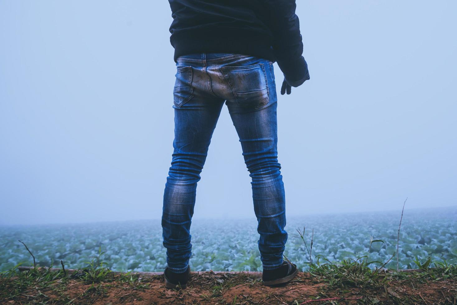 hombre asiático relajarse en las vacaciones. feliz de viajar en las vacaciones. durante el invierno brumoso foto