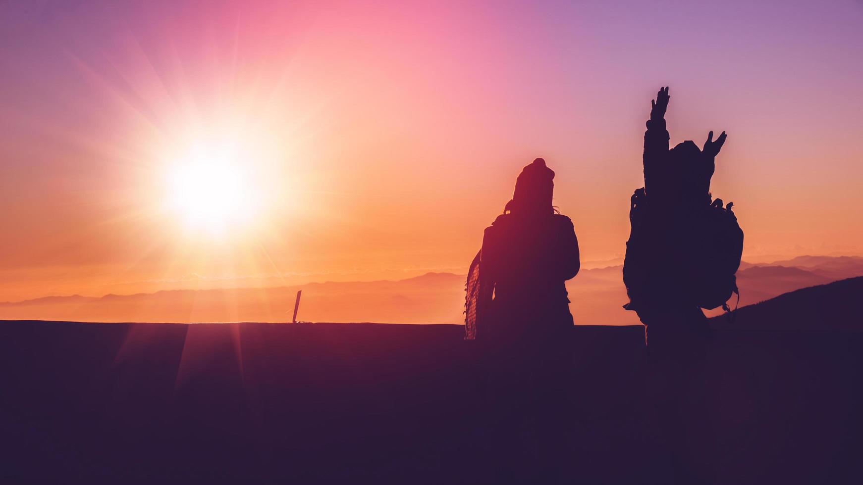 Amante de las mujeres y los hombres asiáticos viajan por la naturaleza. viajar relajarse. campo toque natural. en la montaña. estar de pie, ver salir el sol. tailandia foto