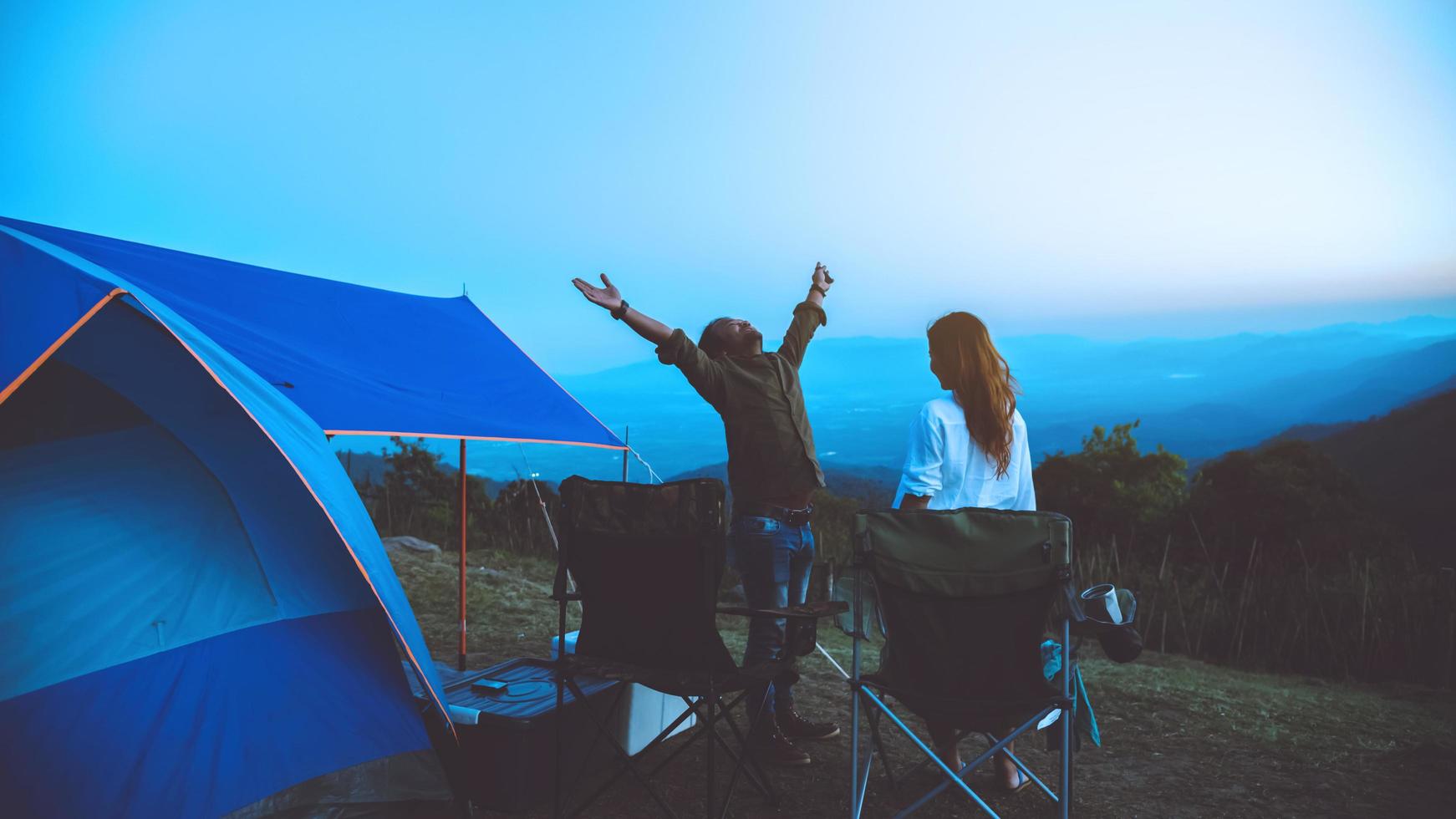 Amante de las mujeres y los hombres asiáticos viajan por la naturaleza. viajar relajarse. campo toque natural. acampar en la montaña. mira el amanecer. en verano foto