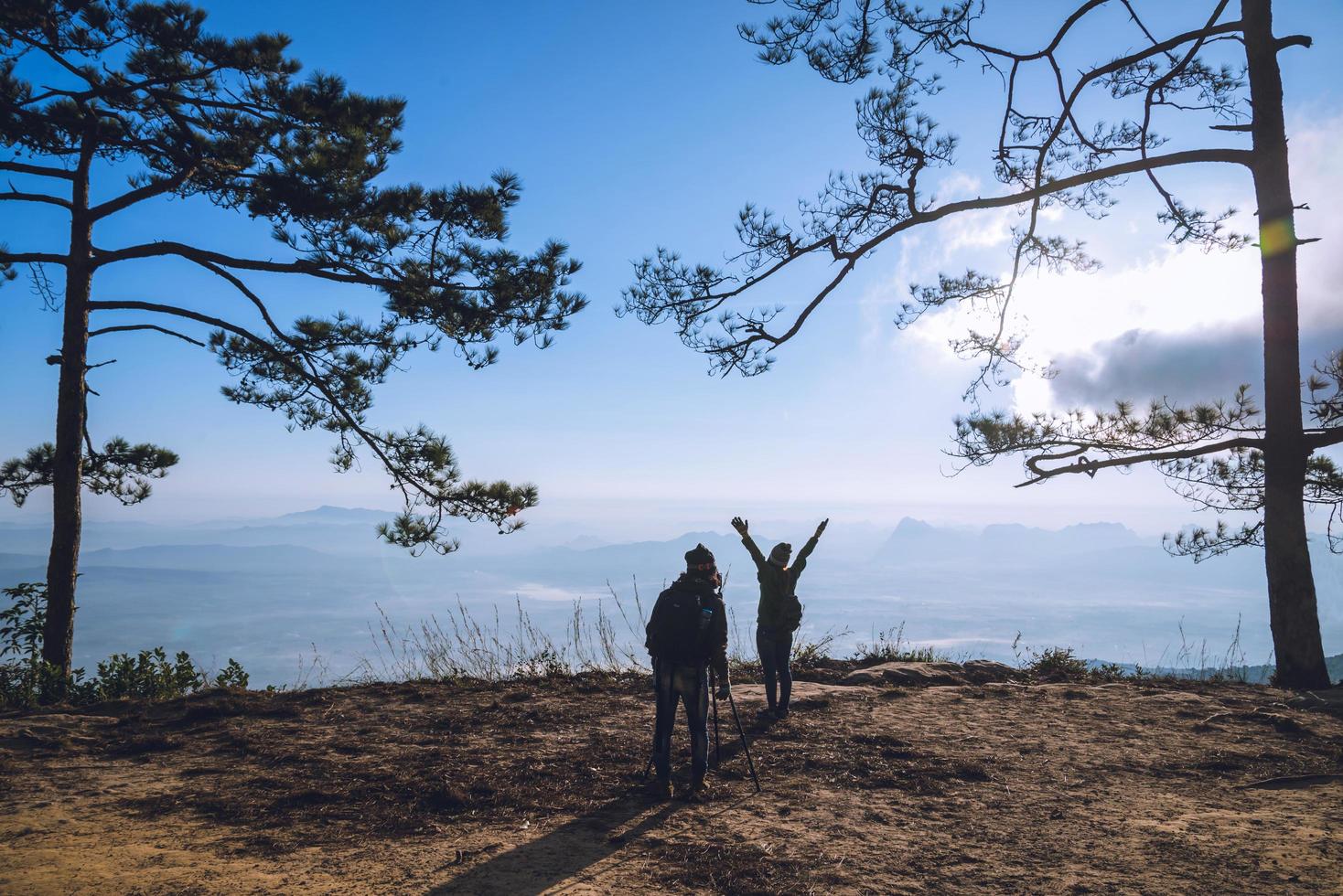 fotógrafo amante mujeres y hombres asiáticos viajar relajarse en las vacaciones. fotografiar la atmósfera de los paisajes de montaña por la mañana. en el invierno. En Tailandia foto