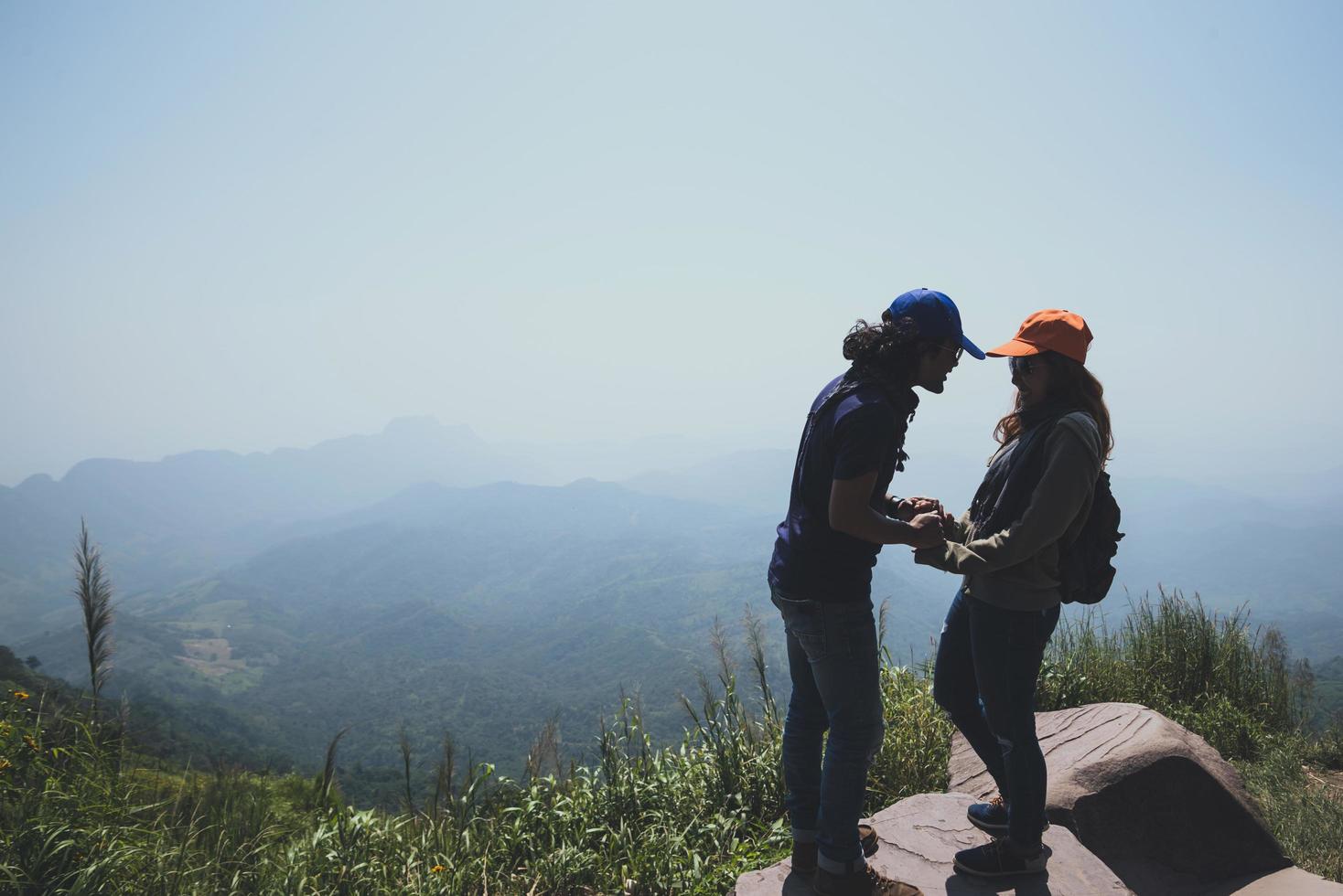 amantes mujeres y hombres asiáticos viajar relajarse en las vacaciones. Levántate el paisaje en la montaña. parque de la montaña felizmente. En Tailandia foto