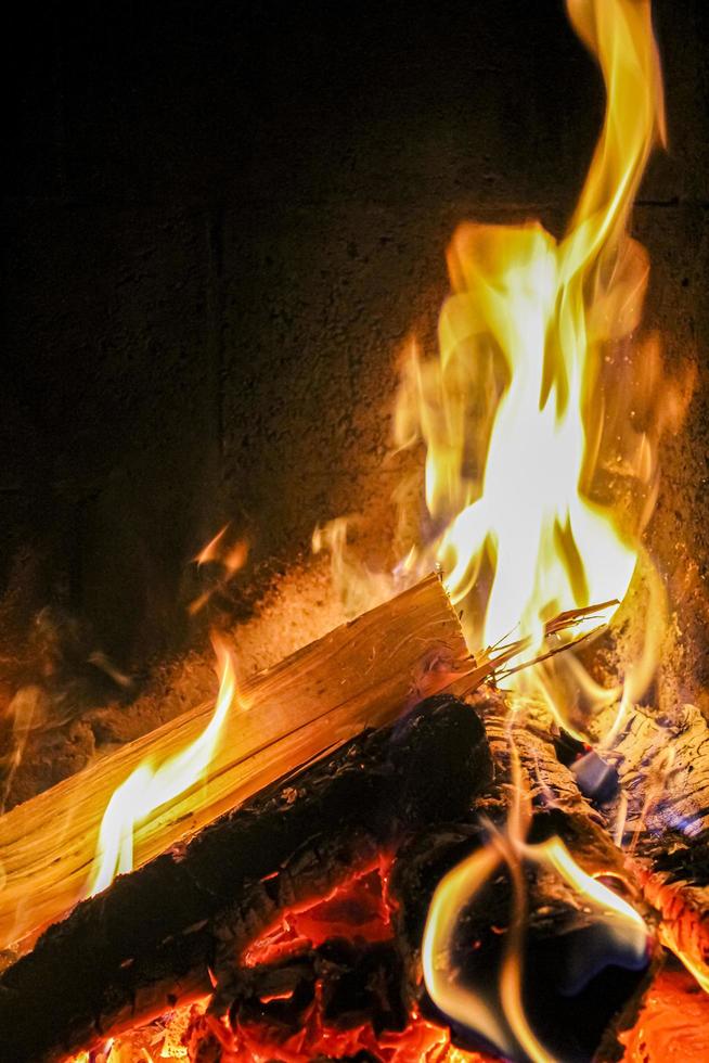 Romántica y luminosa chimenea en madera en cabaña en Noruega. foto