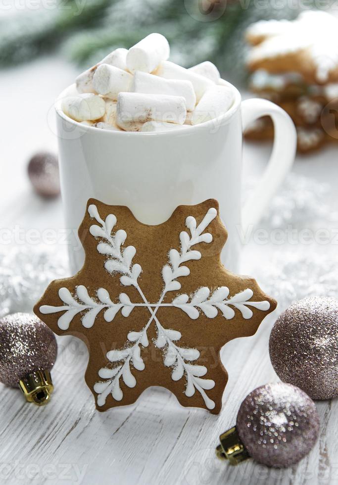 cacao navideño, galletas de jengibre y decoraciones. foto