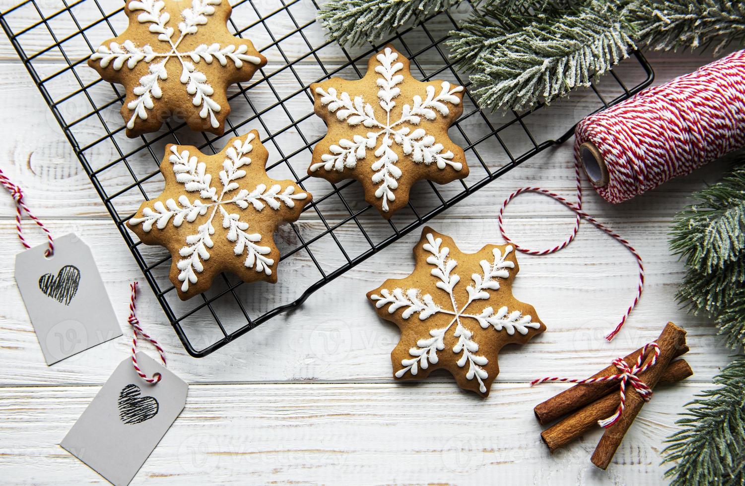 Galletas de jengibre en una rejilla para hornear de metal foto