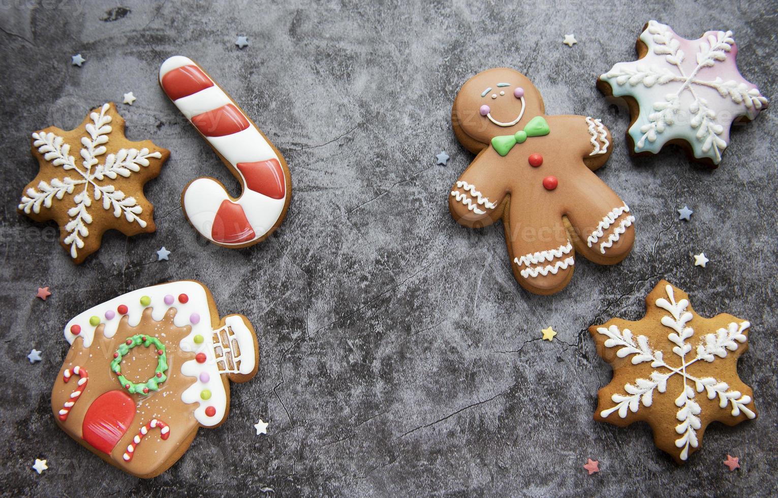 Galletas de jengibre de Navidad sobre fondo de hormigón negro foto