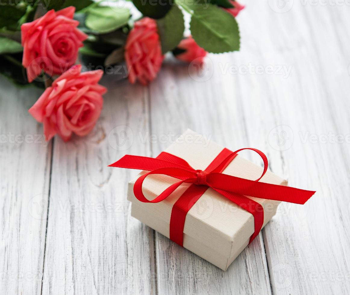 caja de regalo de san valentín y ramo de rosas foto