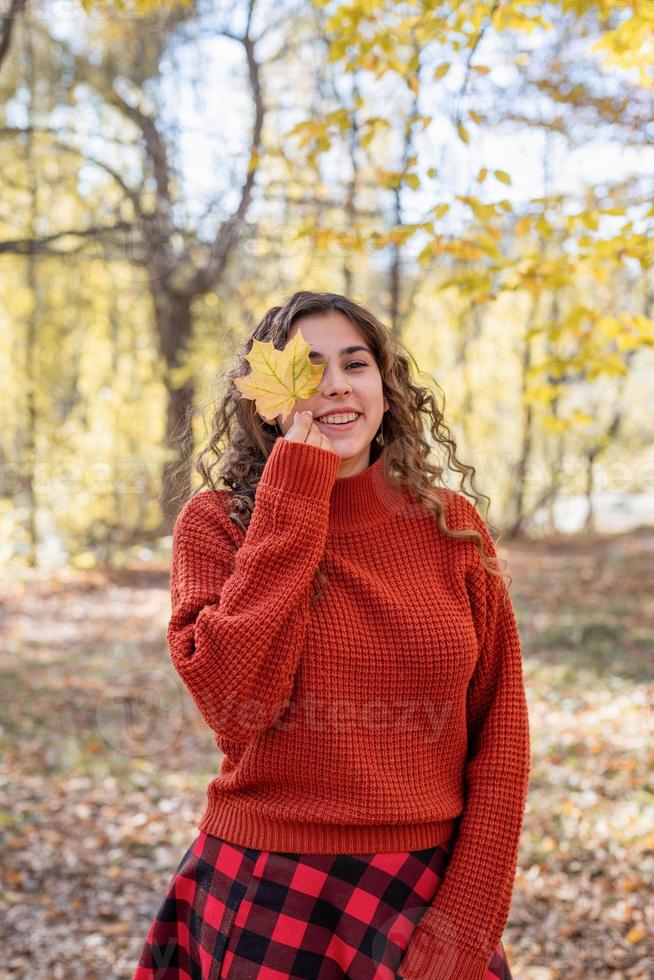 joven, mujer feliz, ambulante, en, otoño, bosque foto