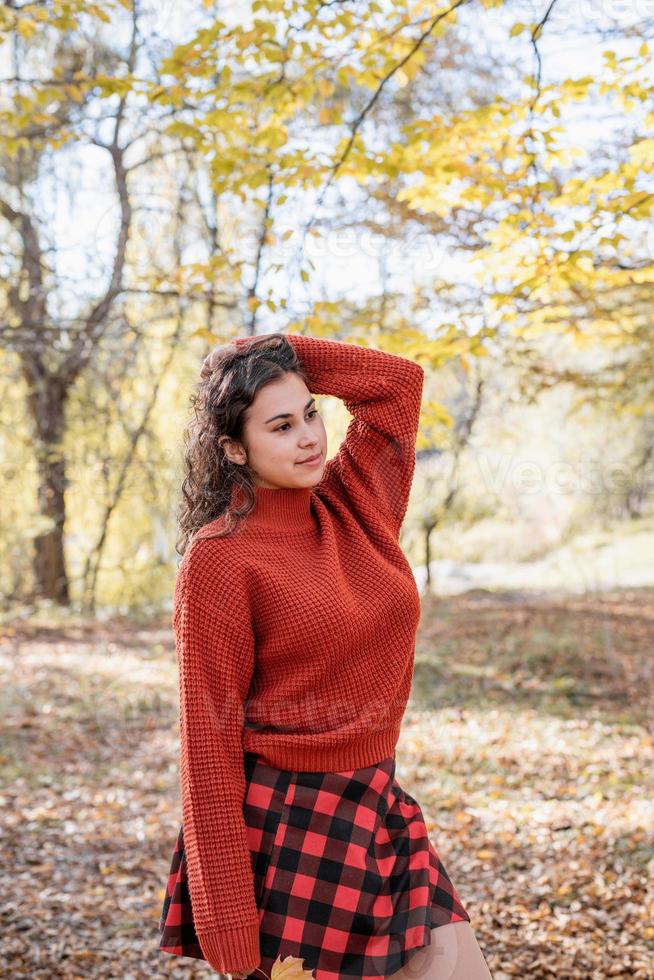 joven, mujer feliz, ambulante, en, otoño, bosque foto