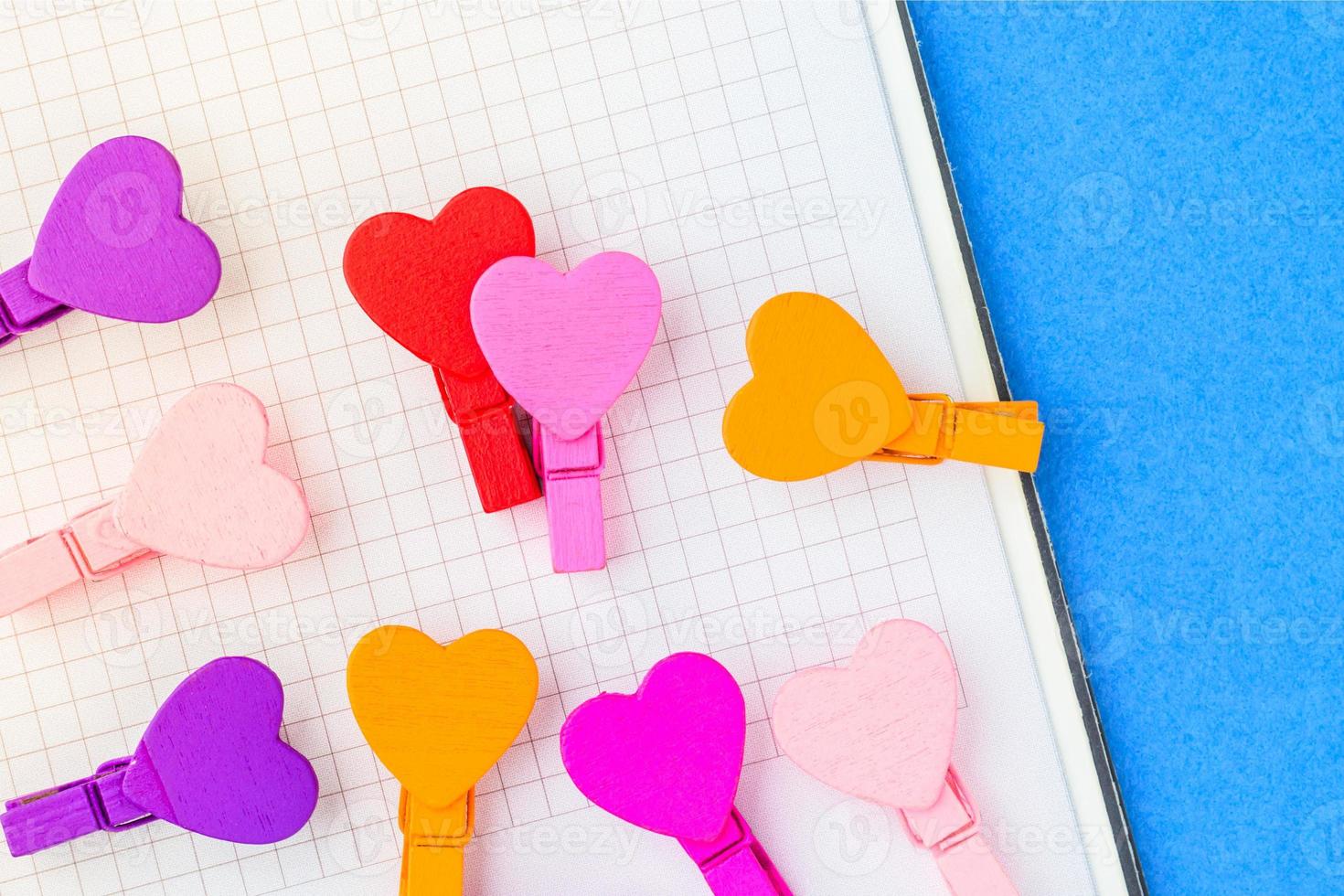 una pareja amorosa de corazoncitos en papel blanco. el concepto de una nota para el día de san valentín foto