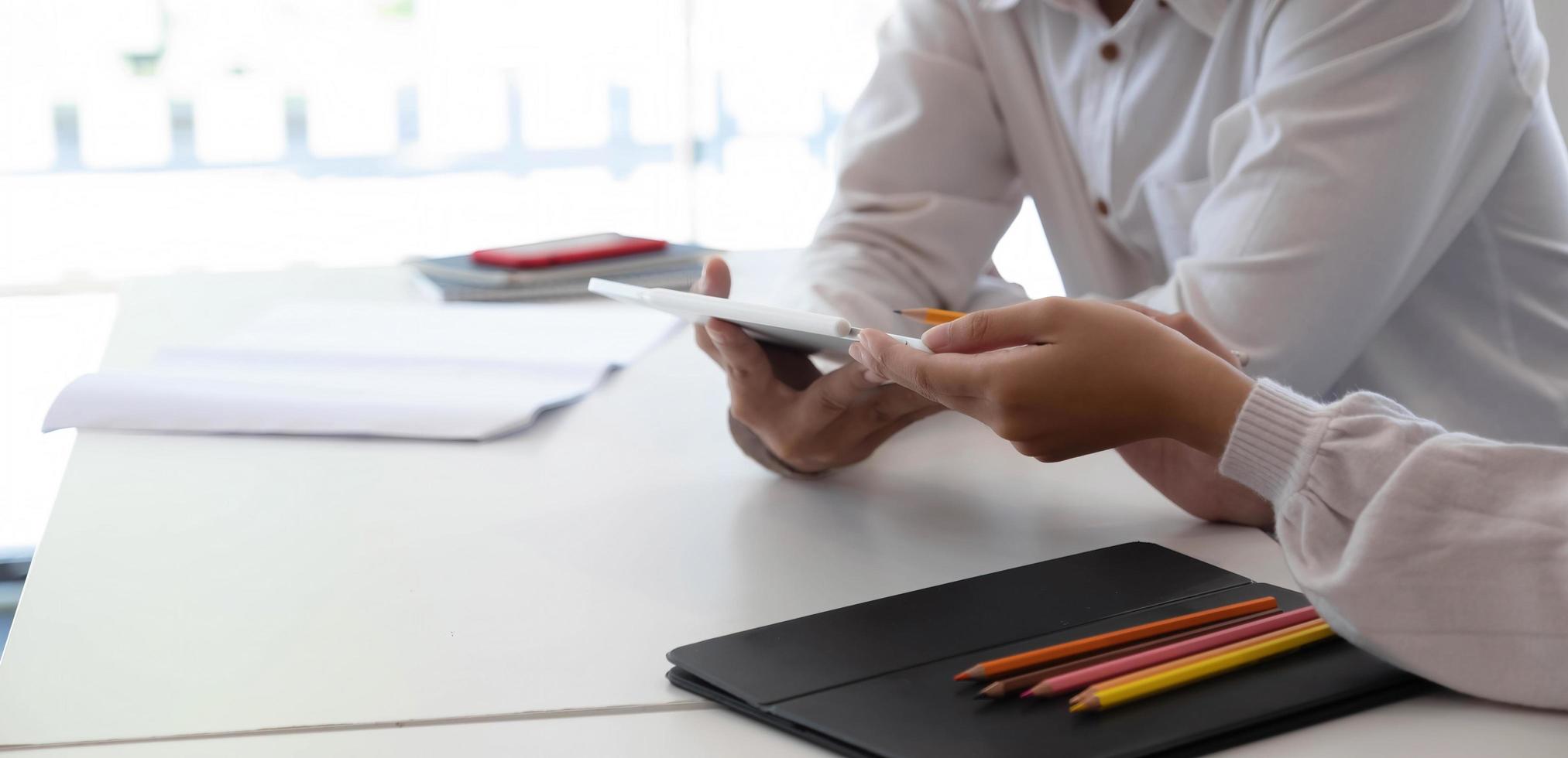 Foto de proceso de trabajo en equipo, sosteniendo la mano del contrato, firma documentos. gerentes de cuentas, equipo joven trabaja con proyecto de inicio.Presentación de nuevas ideas, análisis de informes de marketing. borroso, efecto película, horizontal