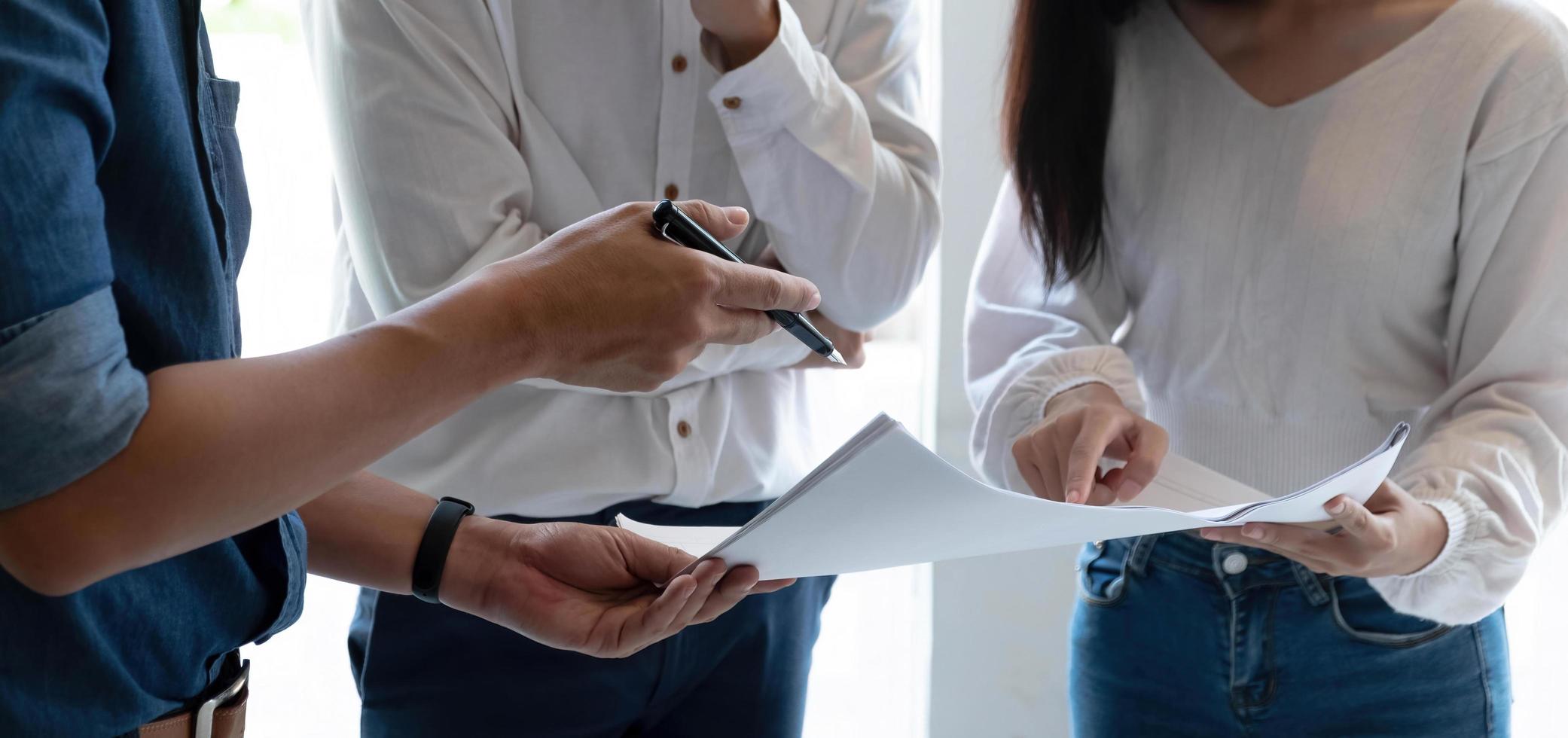 Lluvia de ideas del equipo corporativo empresarial con gráfico, verificación y análisis foto