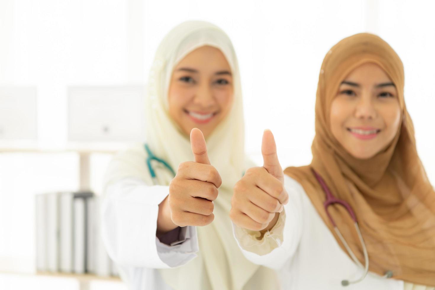 Los médicos musulmanes estaban sonrientes y felices al brindar servicios médicos. foto