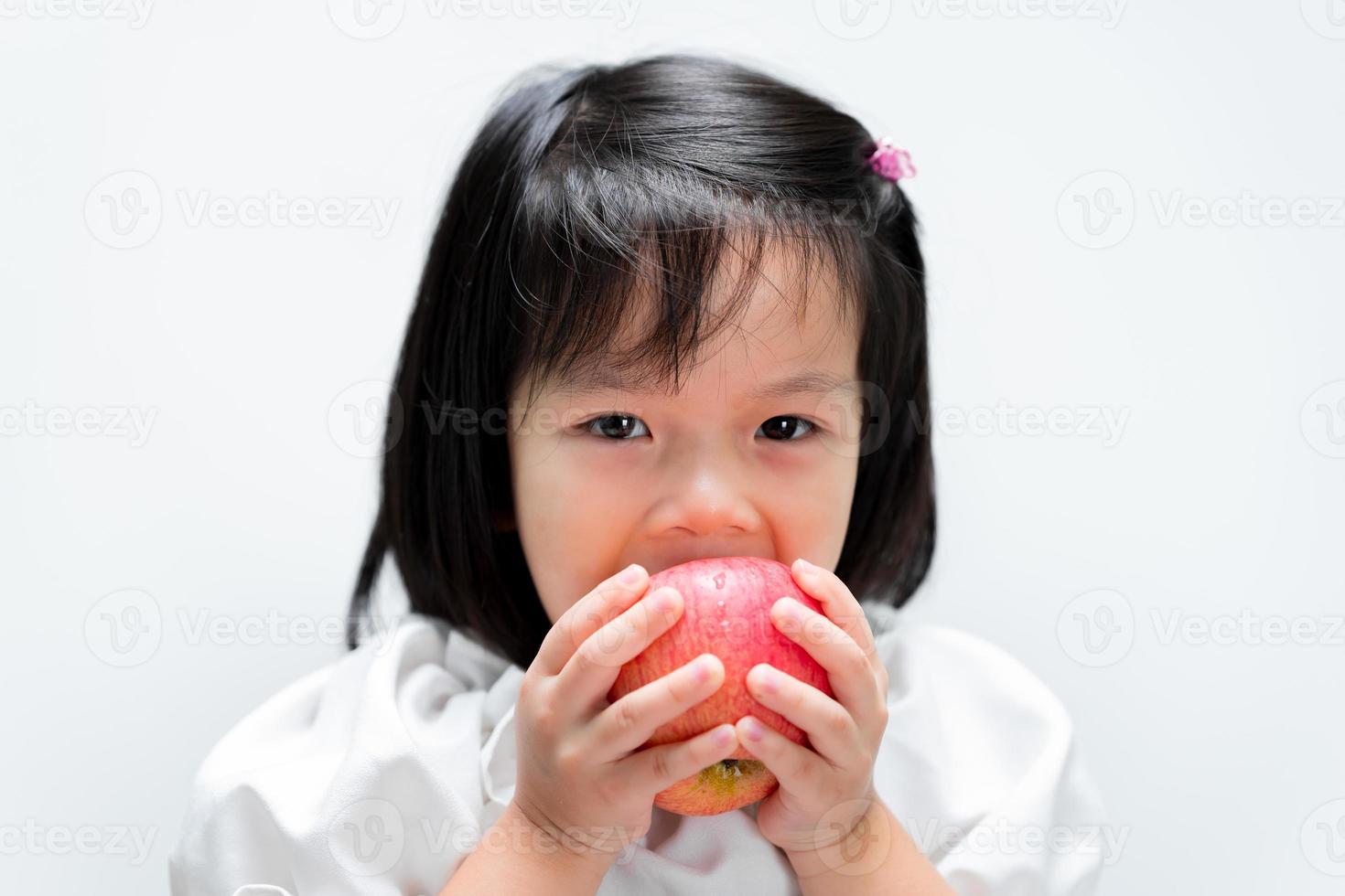 el niño tiene hambre de comer manzanas. los niños comen frutas para agregar vitaminas al cuerpo. foto