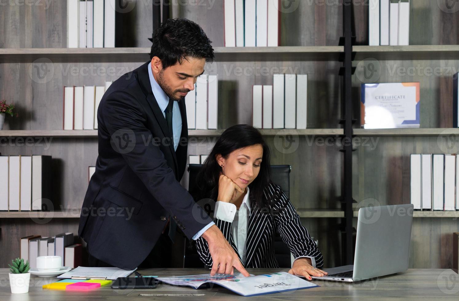 joven empresaria caucásica hablando con el empresario de Oriente Medio en la oficina. concepto de negocio foto