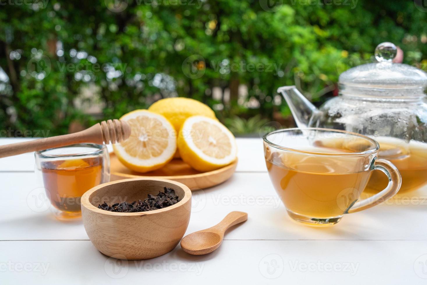 Té de la tarde caliente con miel y limón servido en la mesa del café foto