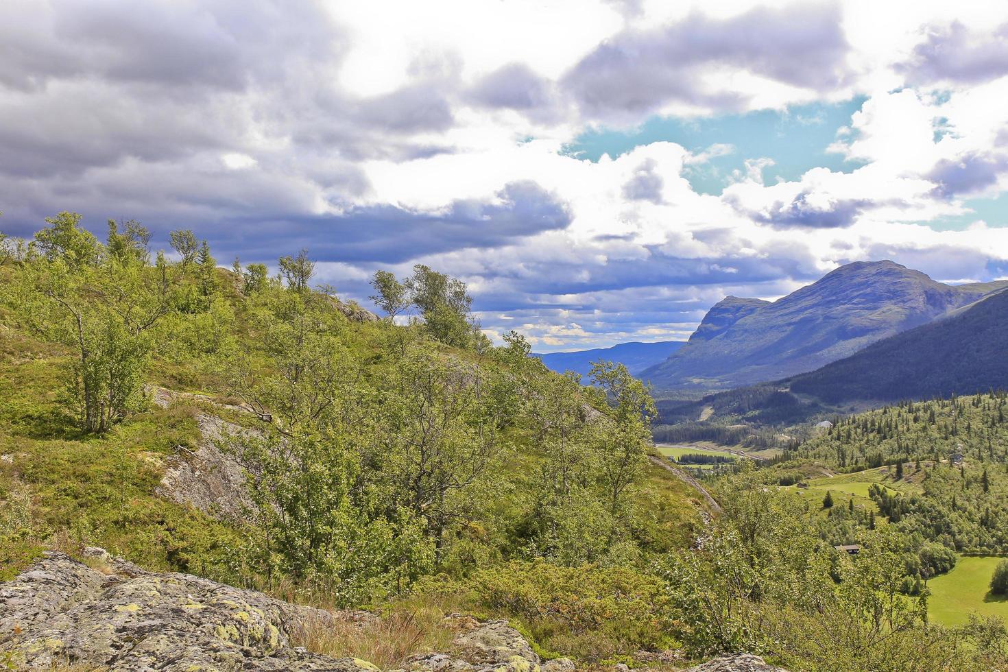 paisaje con montañas y valles en hermoso hemsedal, buskerud, noruega. foto