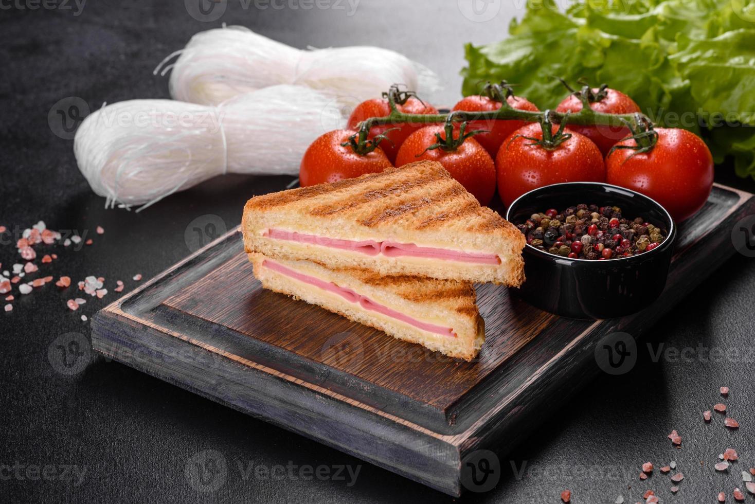 sándwich de jamón, queso, tomate, lechuga y pan tostado foto