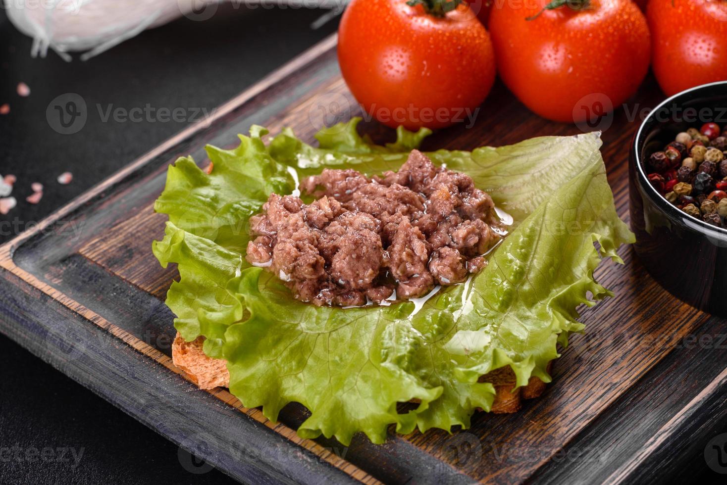 sándwich de atún, queso, tomate, lechuga y pan tostado foto