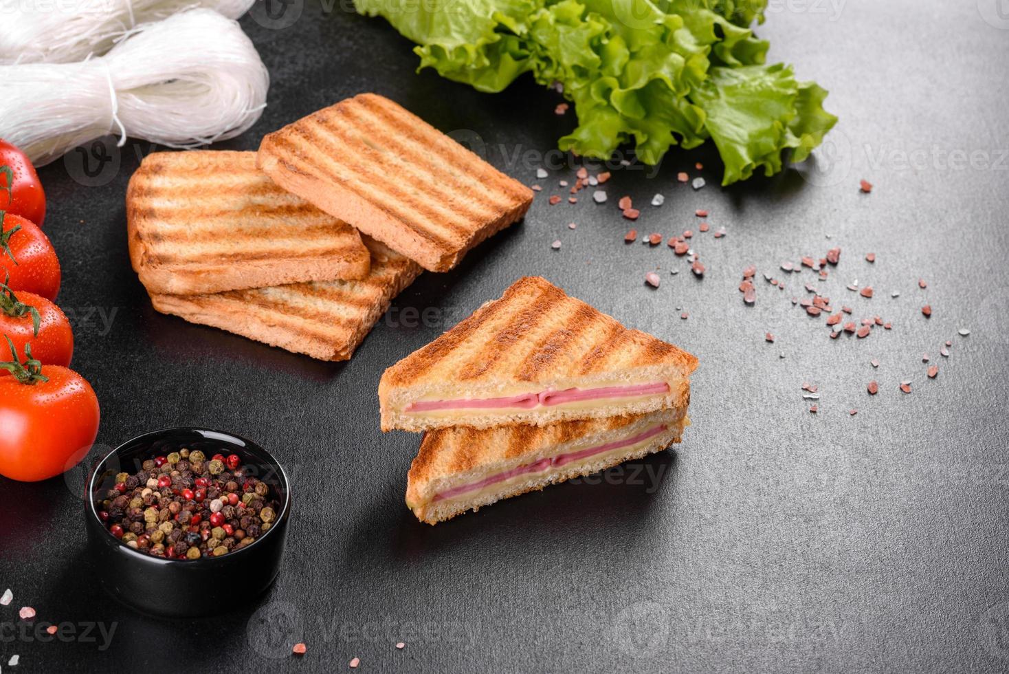 sándwich de jamón, queso, tomate, lechuga y pan tostado foto