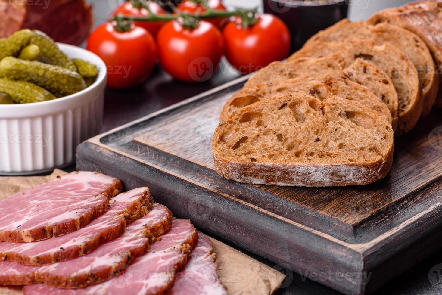 delicioso tocino fresco rebanado con pan y verduras foto