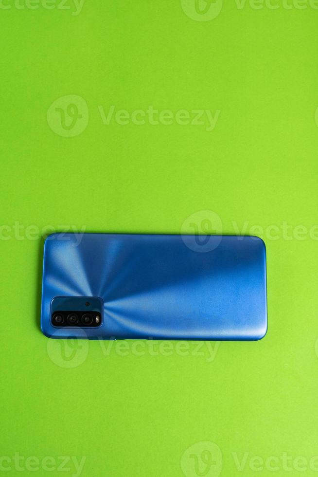 nuevo teléfono celular sobre fondo de colores foto