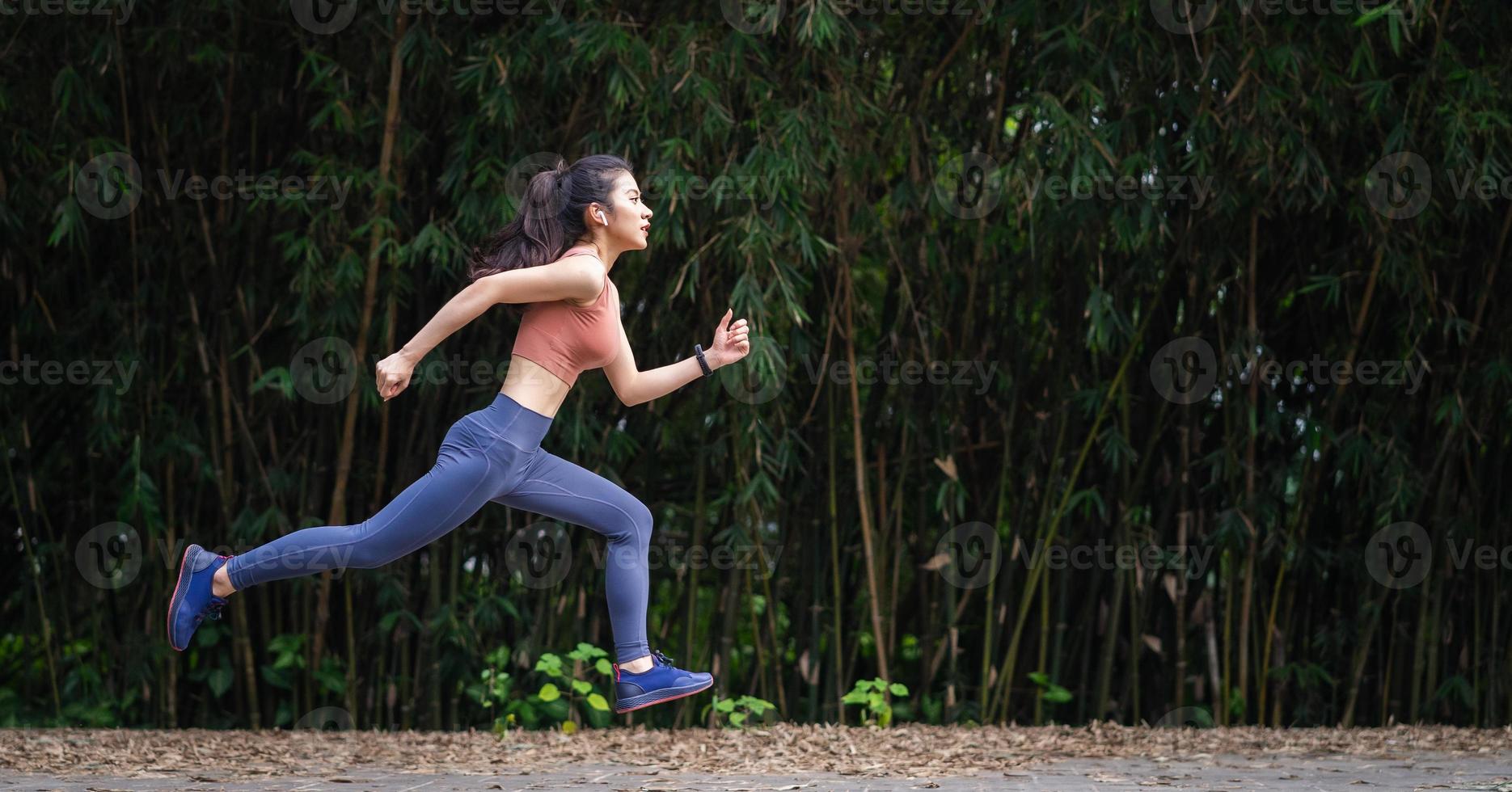 joven mujer asiática haciendo ejercicio en el parque foto