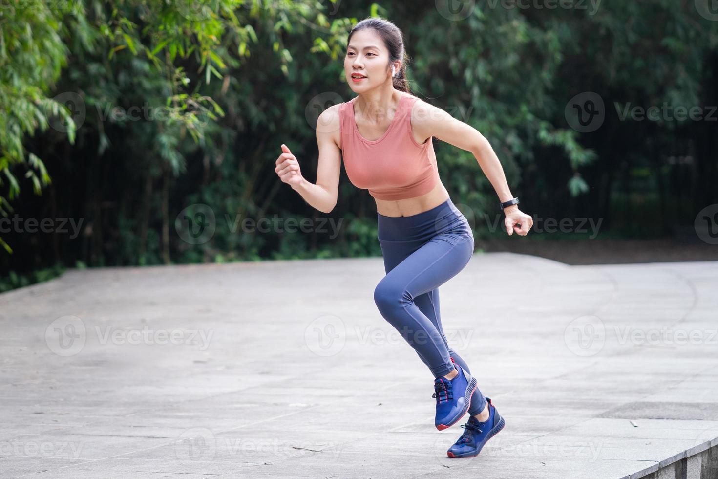 joven mujer asiática haciendo ejercicio en el parque foto