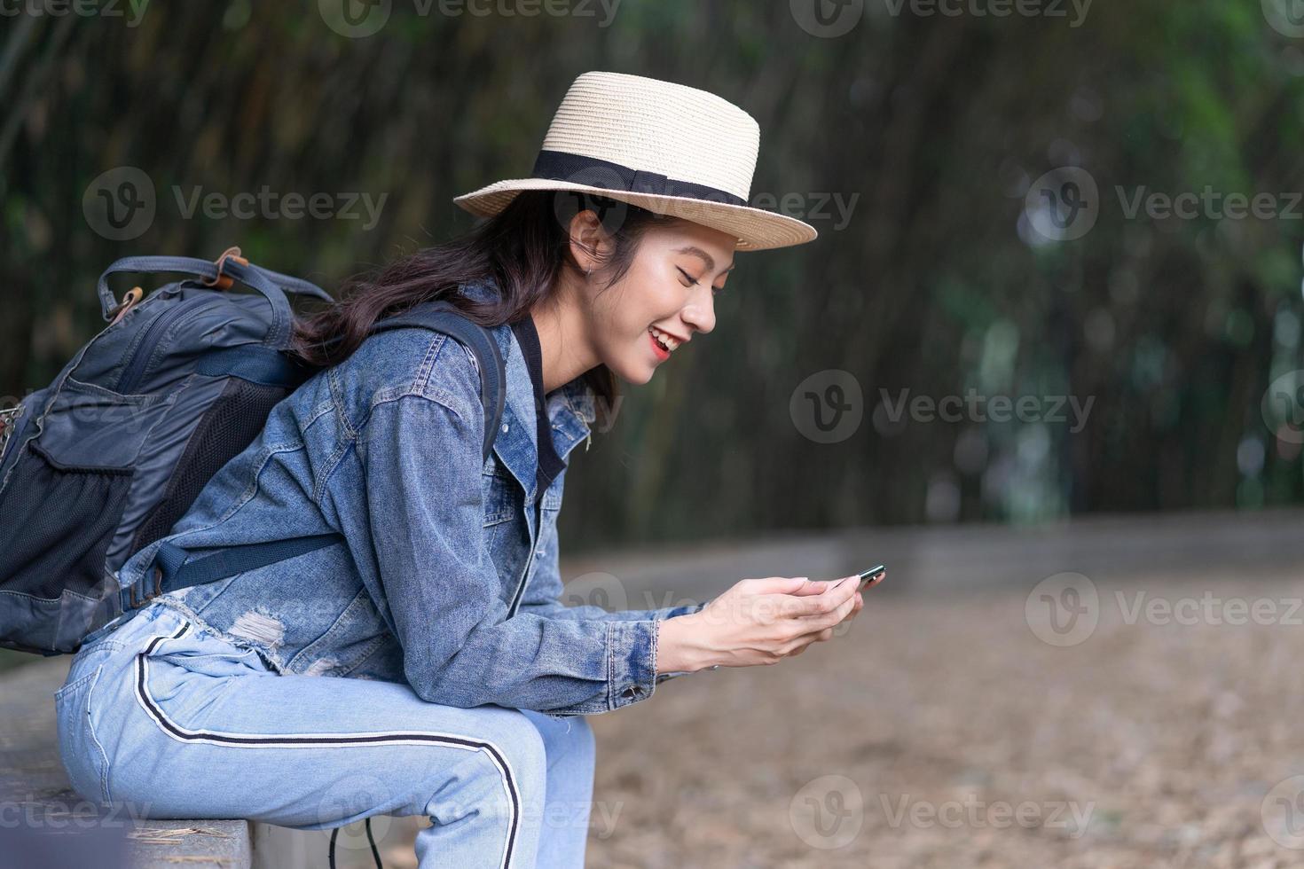 joven asiática explora el bosque de vacaciones foto