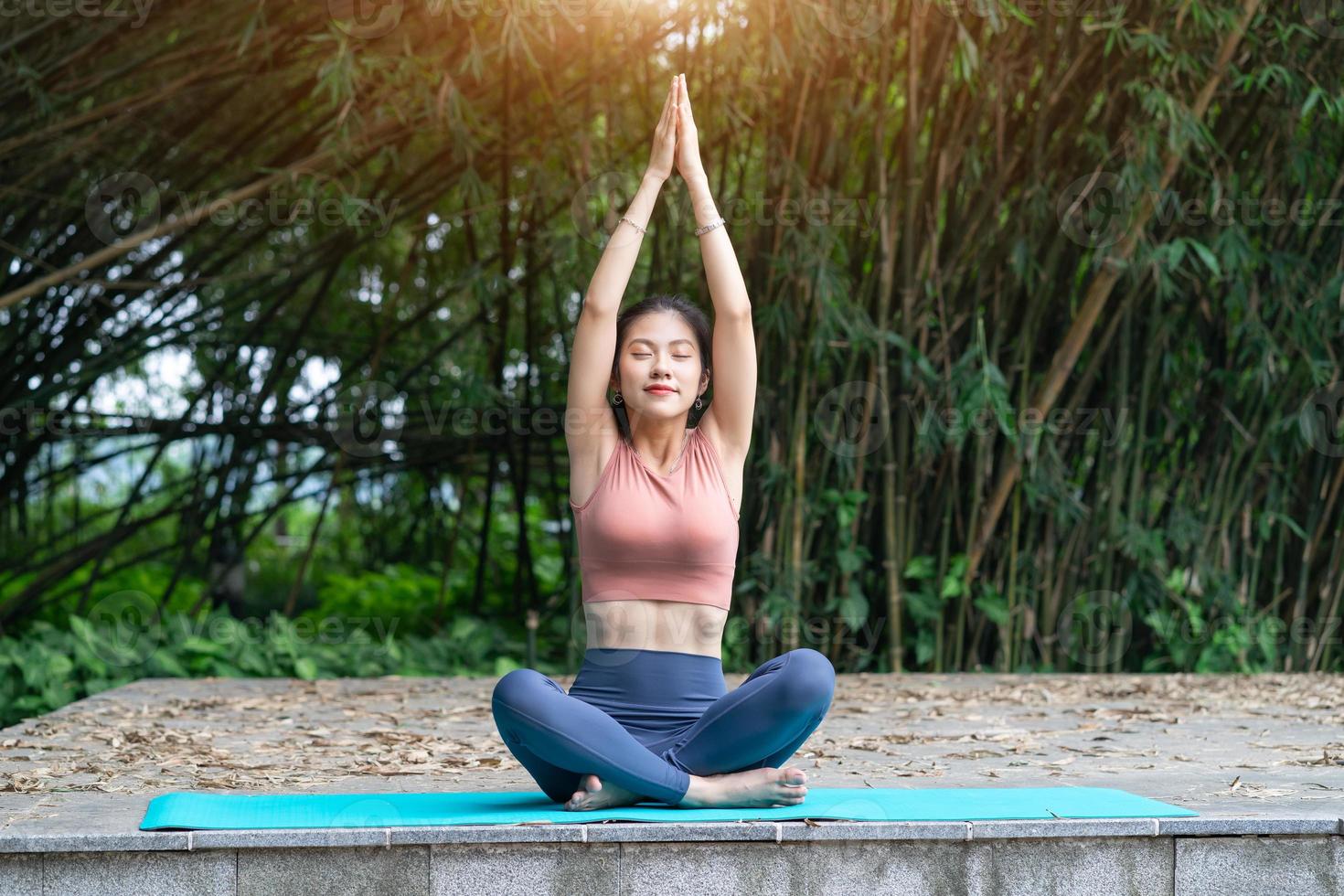 joven mujer asiática haciendo ejercicio en el parque foto