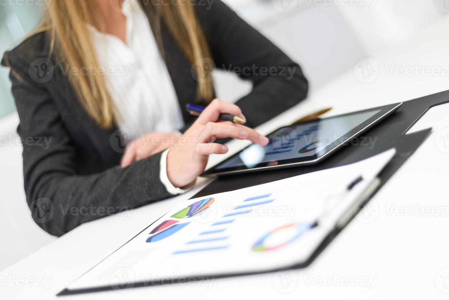 mujer de negocios, con, tableta, computadora, en la oficina foto