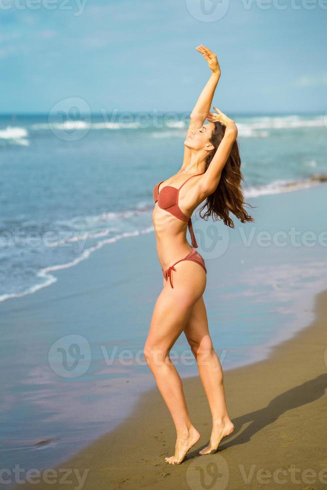 retrato, de, un, mujer, con, hermoso, cuerpo, en, un, playa tropical foto