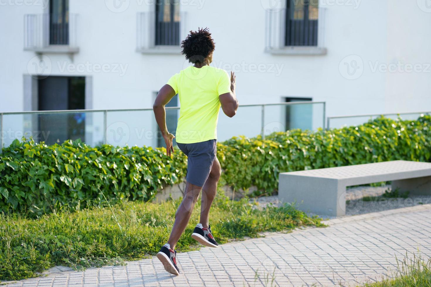 atlético negro corriendo en un parque urbano. foto