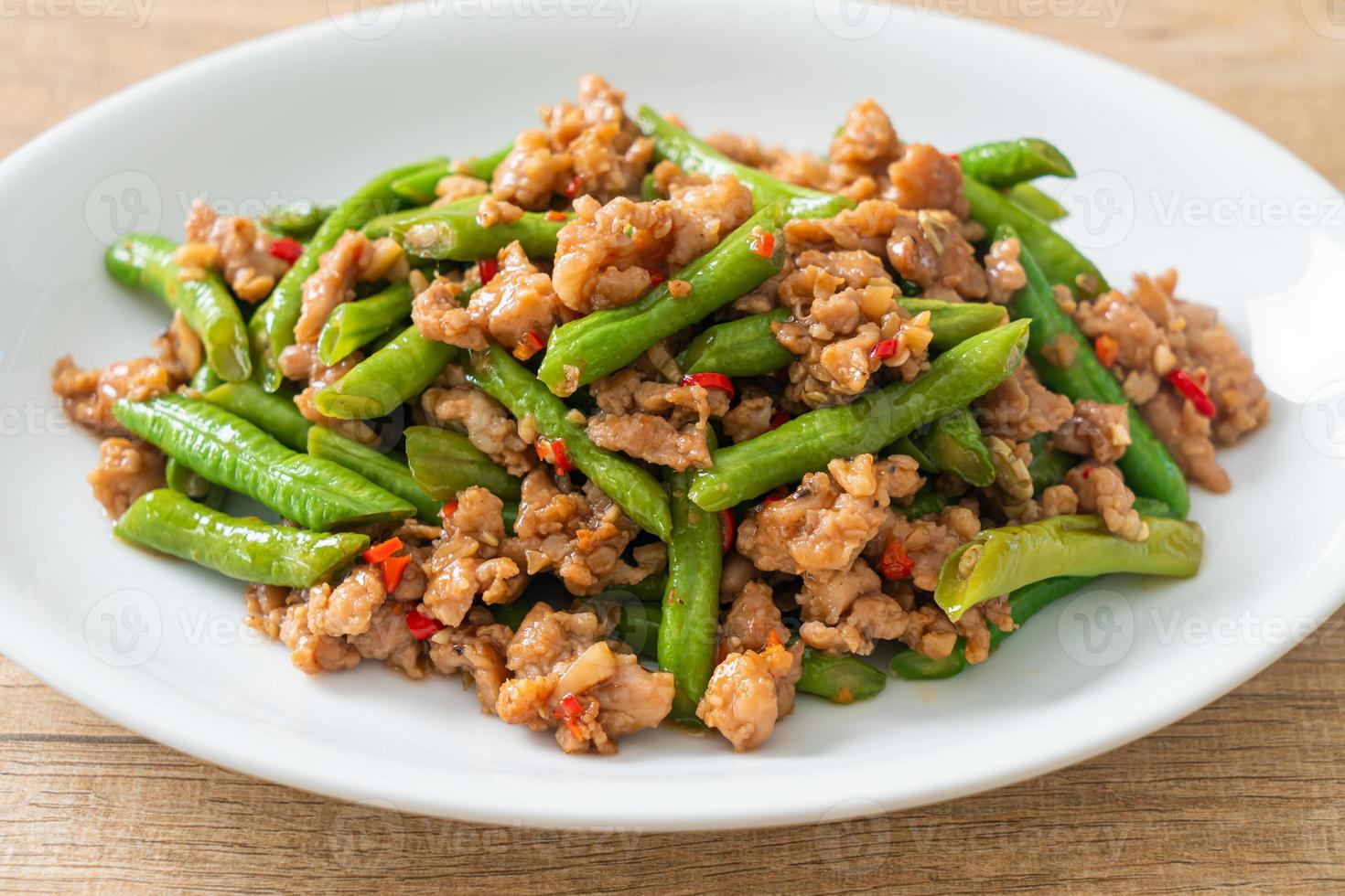 judías verdes o judías verdes salteadas con carne de cerdo picada foto